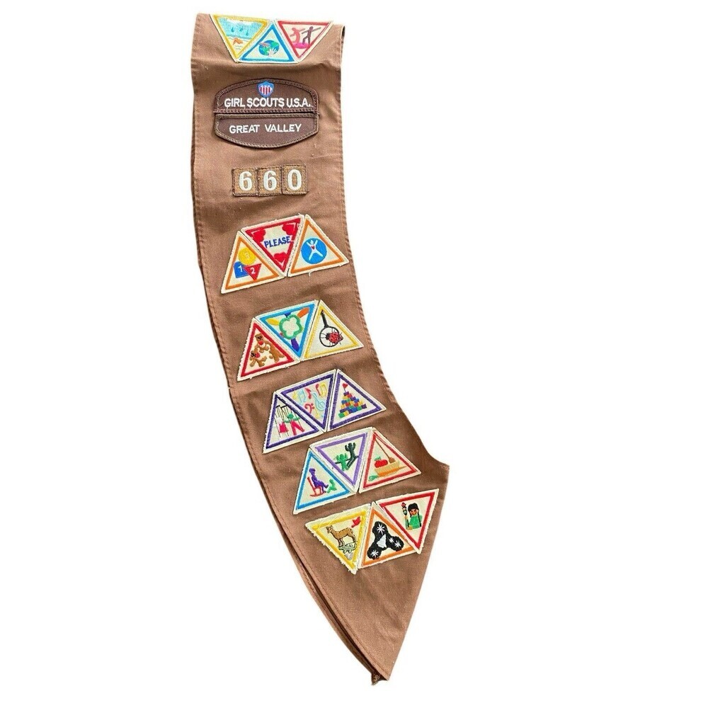 Vintage Brownie Girl Scouts USA Sash with Patches 18 Badges 1995 - 1997 - Picture 2 of 6